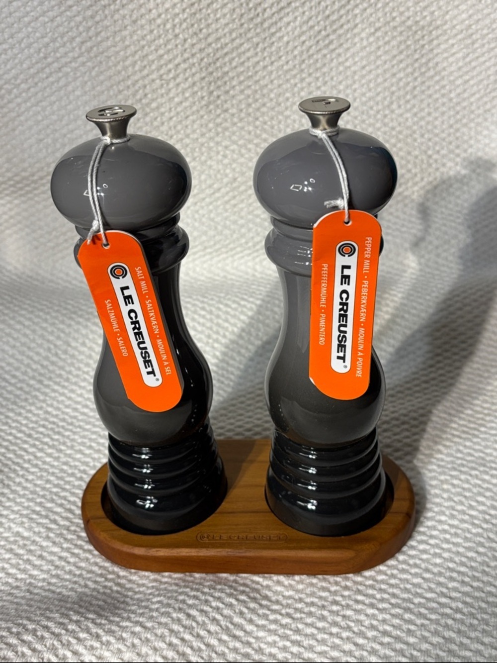 Le Creuset Grey Salt and Pepper Mill Pair with Wooden Stand Tray NEW WITH TAGS